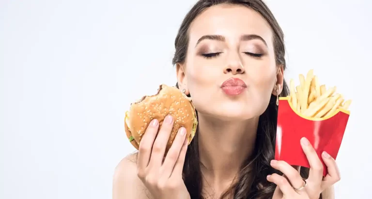 Conserva hamburger e patatine per 2 anni per dimostrare che restano uguali