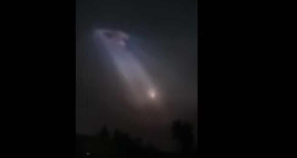 Gioco di luci o enorme UFO nei cieli della Florida