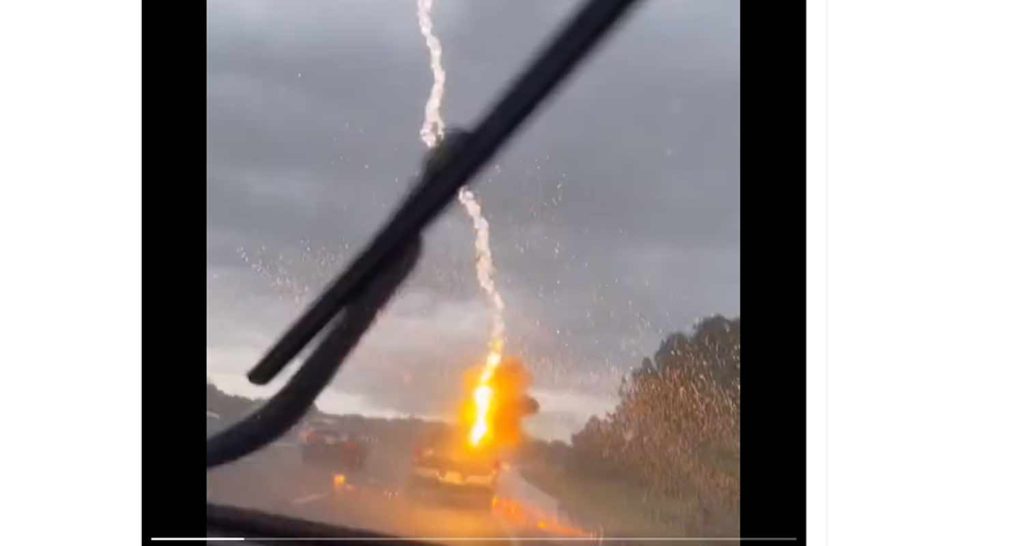 Incredibile video di un fulmine che colpisce un auto
