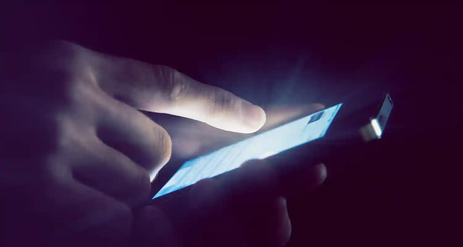 Invecchiamento peggiora con esposizione alla luce blu degli smartphone