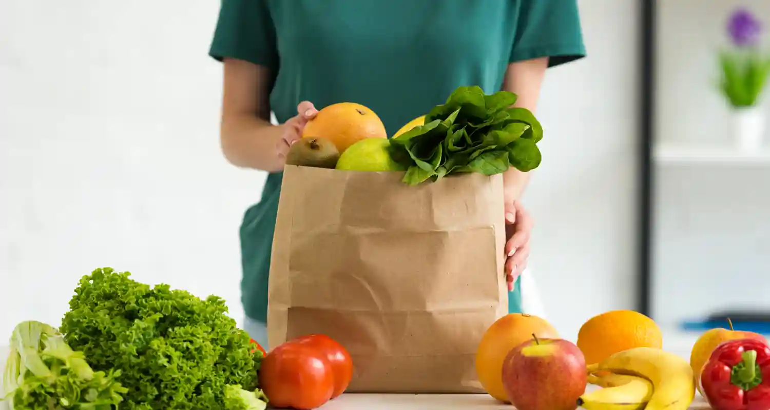 La frutta matura prima in un sacchetto di carta