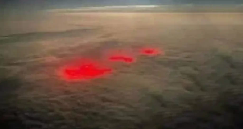 Pilota aereo avvista delle bagliori rossi sul fondo de oceano
