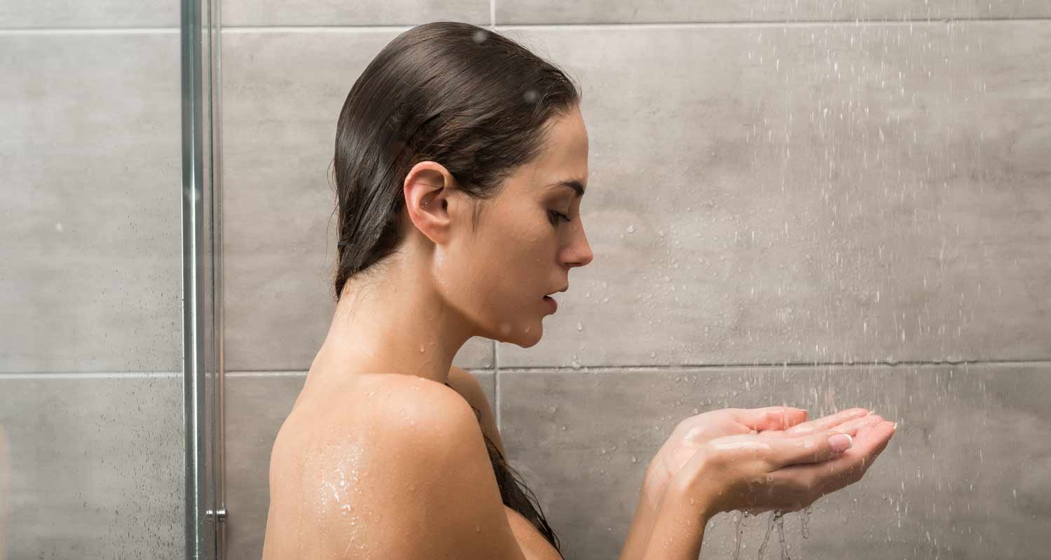 Quante volte si dovrebbe fare la doccia il web si scatena