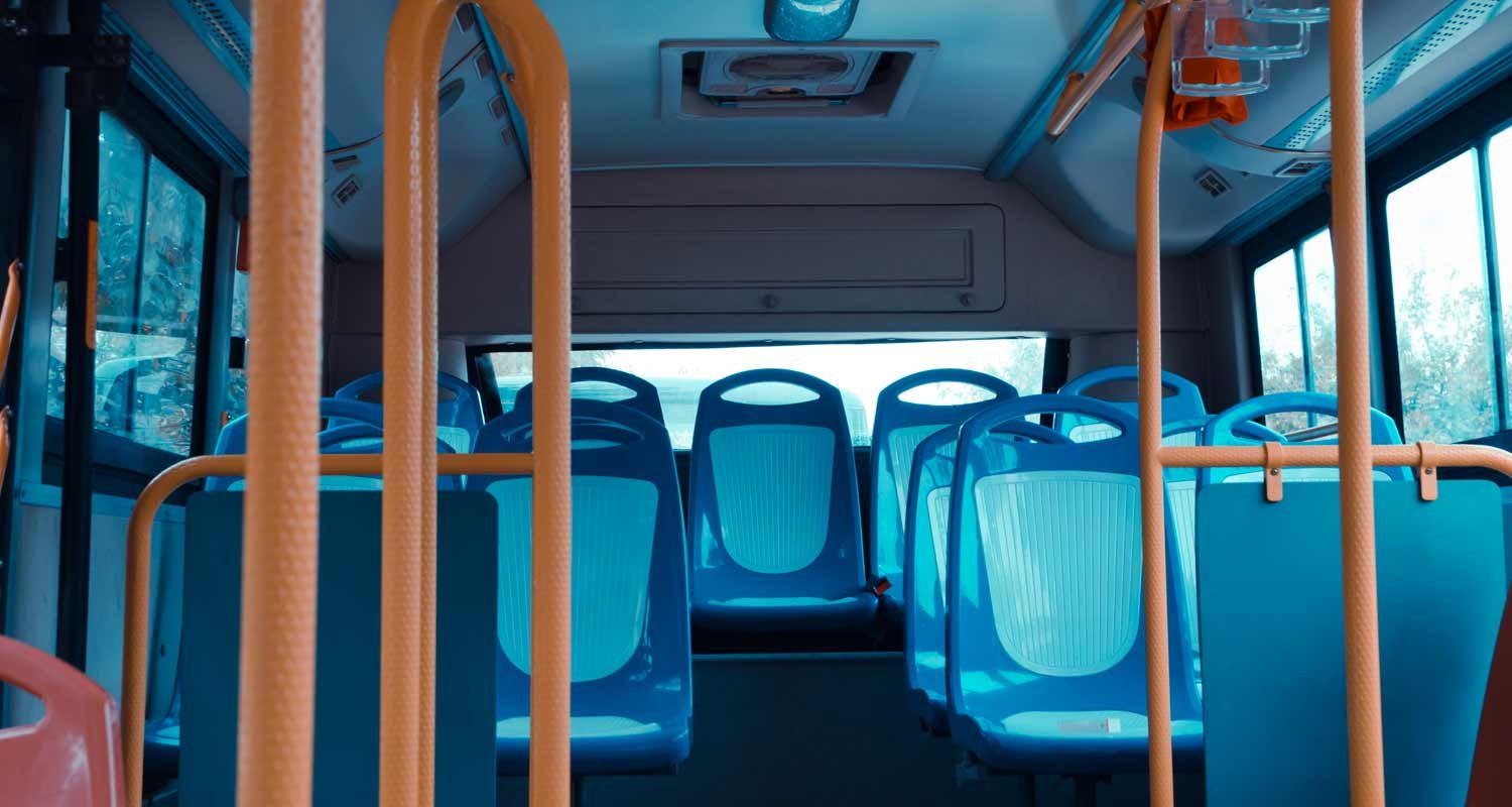 Si addormenta su autobus e resta chiuso dentro