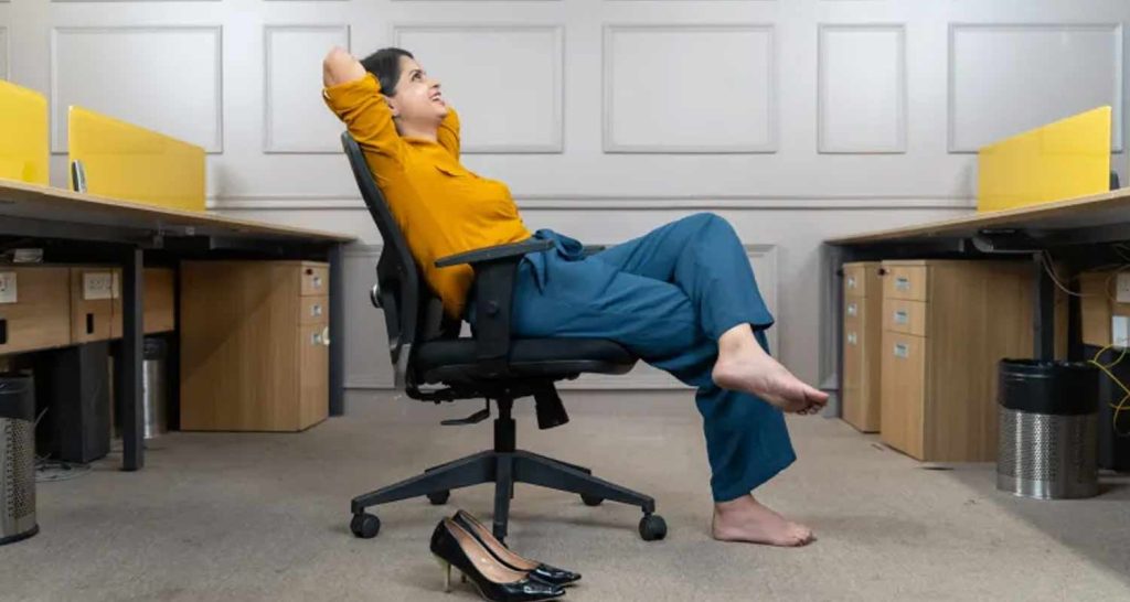 Smart Working 4 esercizi per lo stretching da scrivania