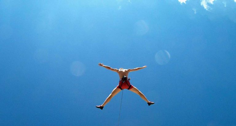 Stai cadendo senza paracadute? Ecco come salvarti