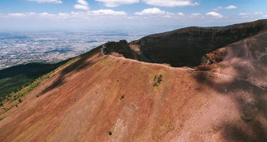 Turista si fa un selfie e cade nel Vesuvio