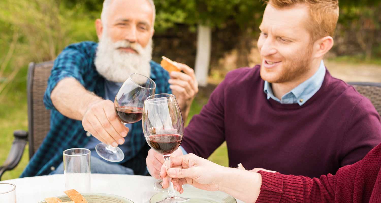 alcol fa bene solo dopo i 40 anni