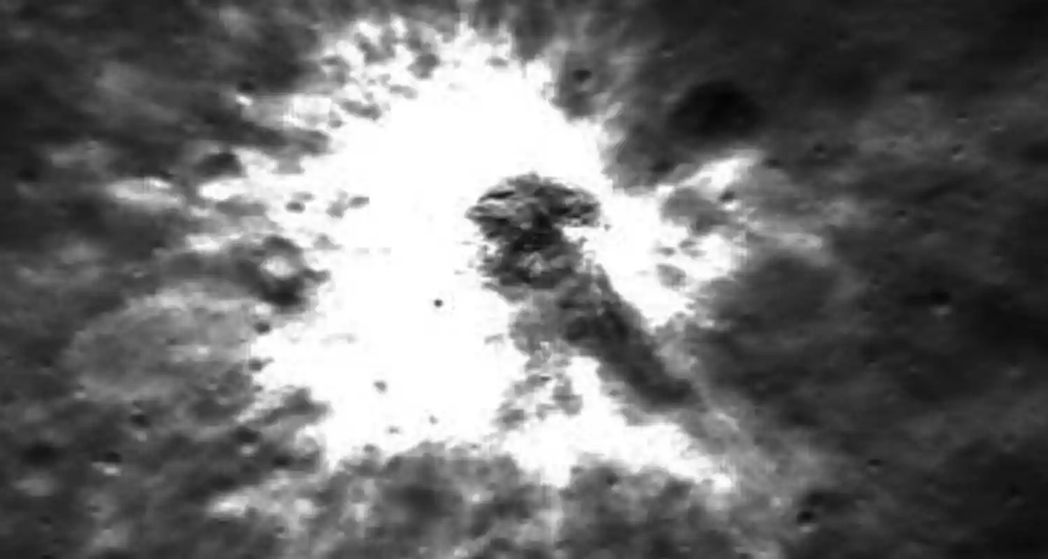 una figura di dinosauro enorme sulla Luna