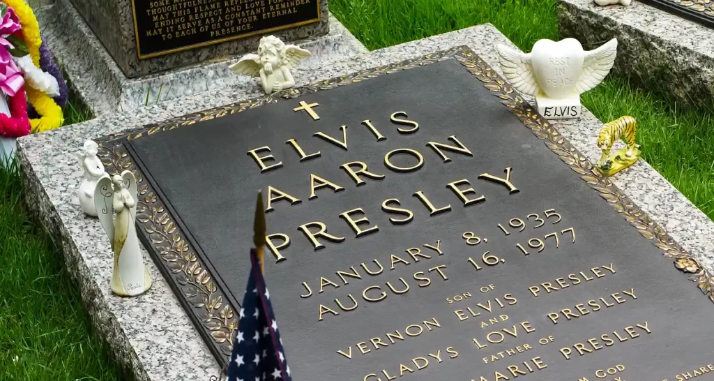 Elvis Presley la teoria della lapide torna ad impazzare sul web