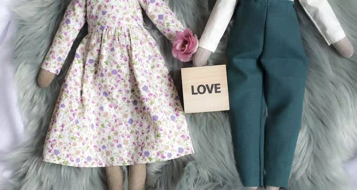 Si sposa con una bambola di pezza e crea una famiglia
