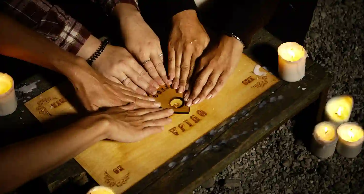 Tavola Ouija come funziona e le teorie su chi la muove