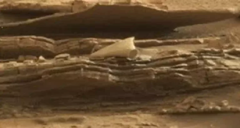 Ancora un oggetto insolito fotografato su Marte