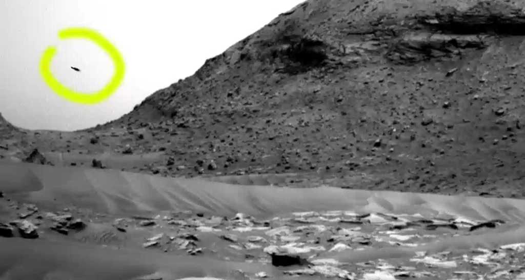 Curiosity cattura uno strano oggetto che vola su Marte