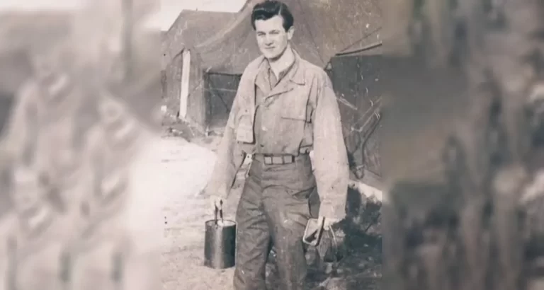 La foto di un soldato della seconda guerra mondiale con un iPhone