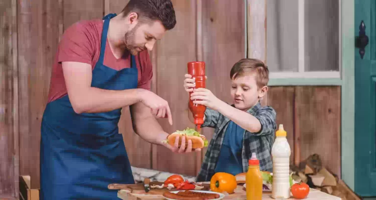 Perchè il ketchup schizza quando la bottiglia è quasi vuota