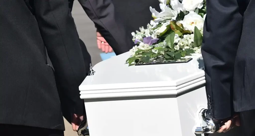 Simula la sua morte per vedere quante persone ci sono al funerale
