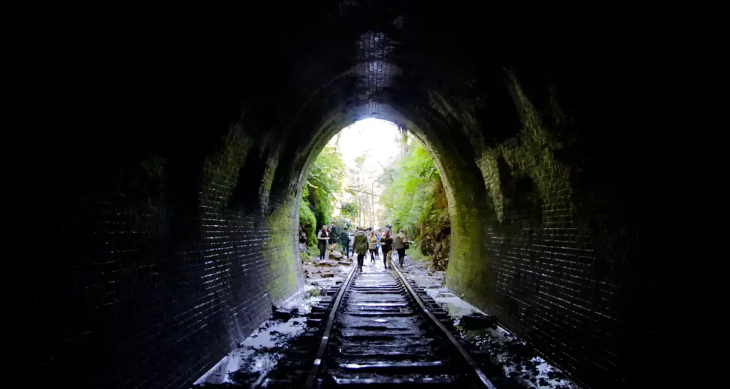 Tunnel abbandonato si illumina senza spiegazione