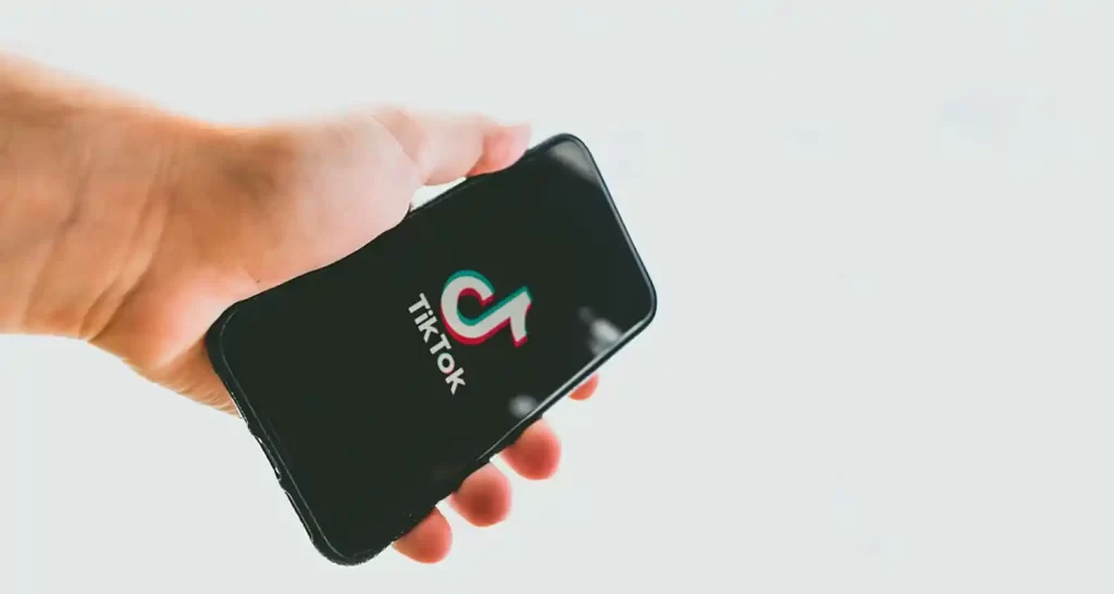 Finge di avere il cancro su TikTok e raccoglie 37mila euro