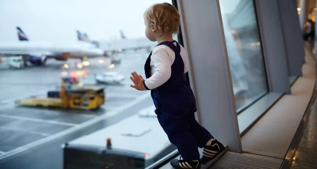 Lasciano il figlio in aeroporto perche devono pagare il biglietto