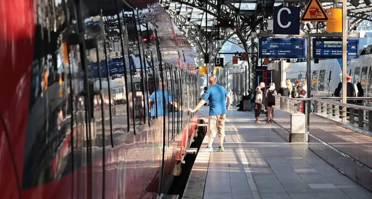 India: Alla stazione ferroviaria trasmettono un film hard sui monitor