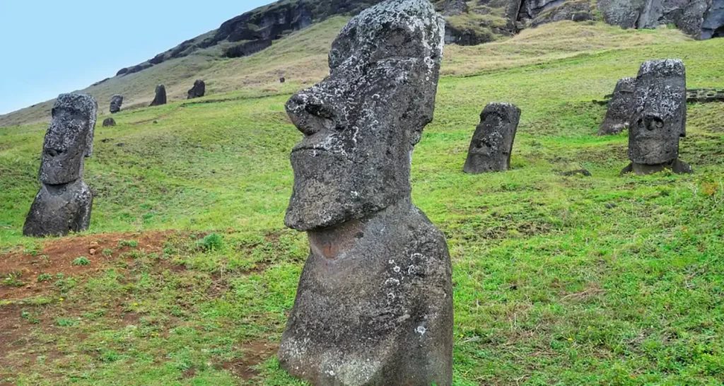 Nuova e misteriosa statua Moai ritrovata in fondo ad un lago