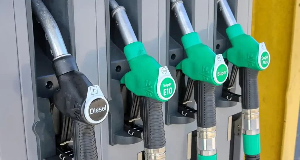 Sai chi decide il prezzo della benzina alla pompa