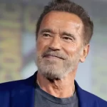 Arnold Schwarzenegger si mette a riparare le buche stradali a Los Angeles