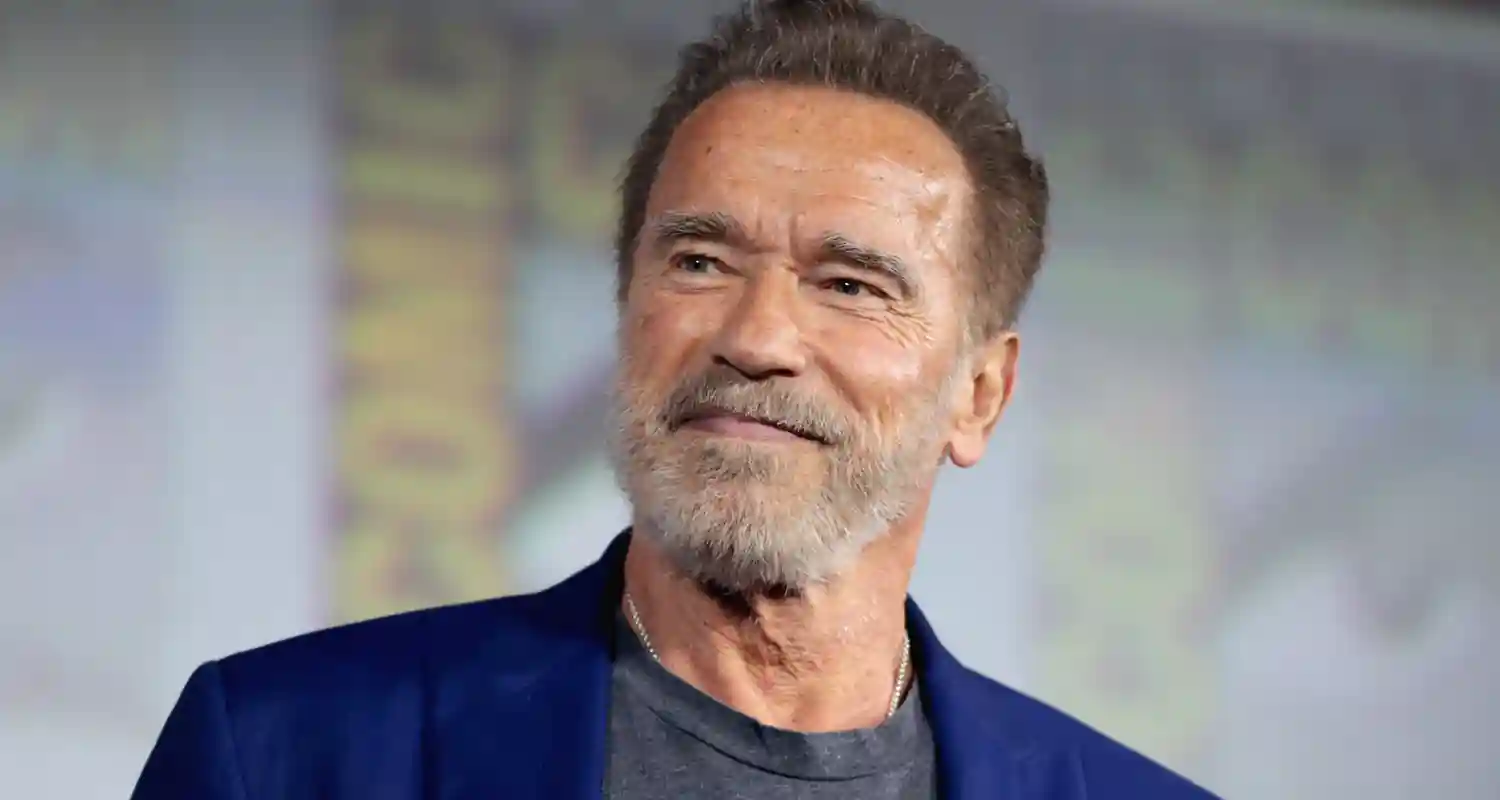 Arnold Schwarzenegger si mette a riparare le buche stradali a Los Angeles