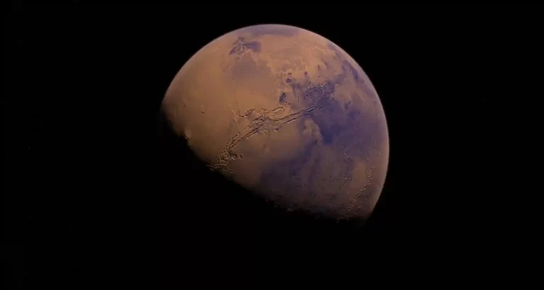 Hope scatta le prime immagini ad alta risoluzione di Deimos, la luna meno nota di Marte