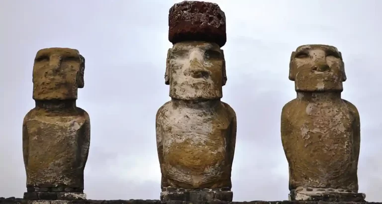 Misteriosi cappelli rossi dei Moai: ecco cosa svelano le ultime ricerche archeologiche