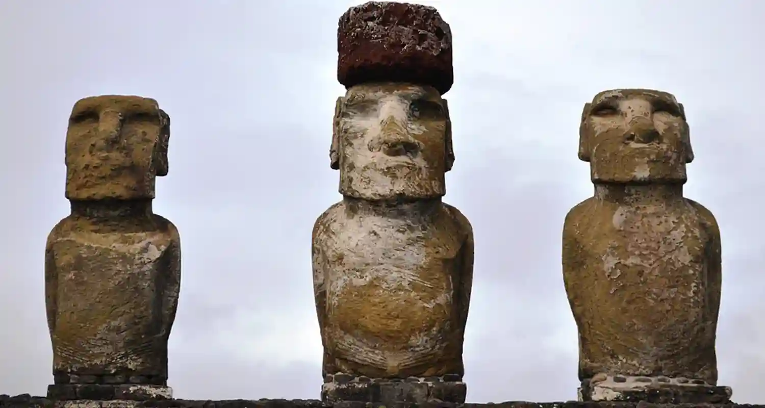 Misteriosi cappelli rossi dei Moai