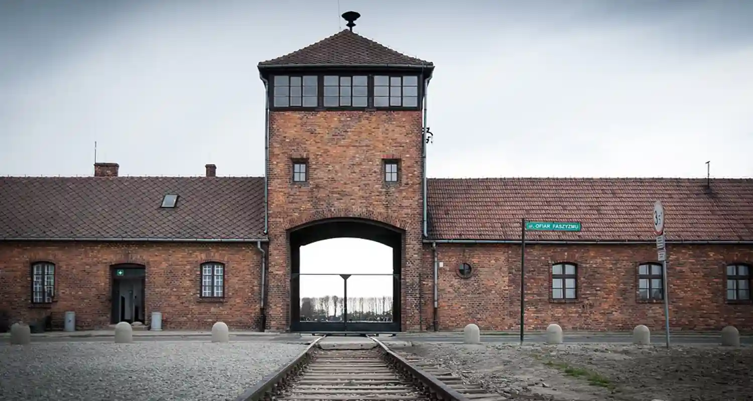 Il gelataio di fronte ad Auschwitz scatena le proteste del web