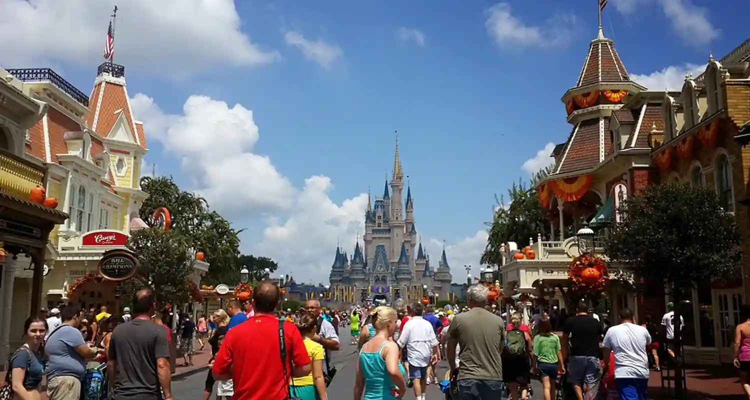 Rissa tra due famiglie per una foto al parco Disney in Florida