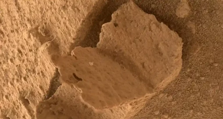 Rover Curiosity trova una roccia a forma di libro su Marte