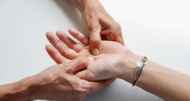 Scopri il segreto delle mani: la piega extra nel mignolo che pochi conoscono