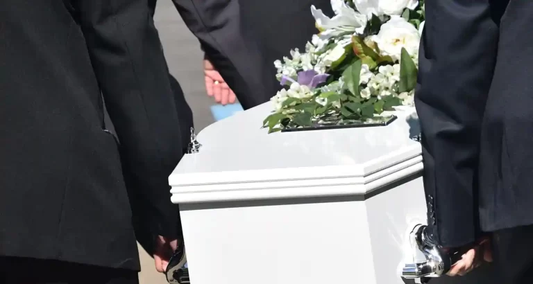 Dichiarata morta, durante il funerale accade l’incredibile