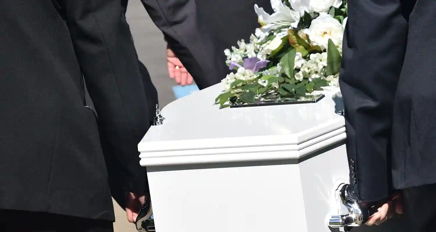Dichiarata morta durante il funerale accade incredibile