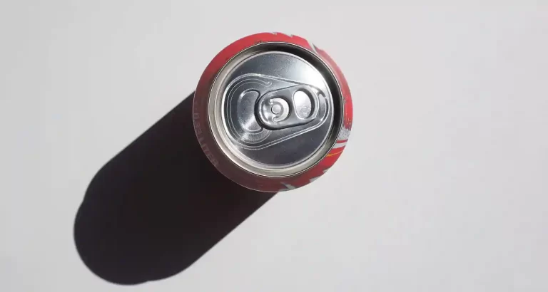 Incredibile esperimento con una Coca-Cola in Antartide: una sfida congelante