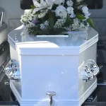 Organizza il funerale del padre ma si perdono il cadavere