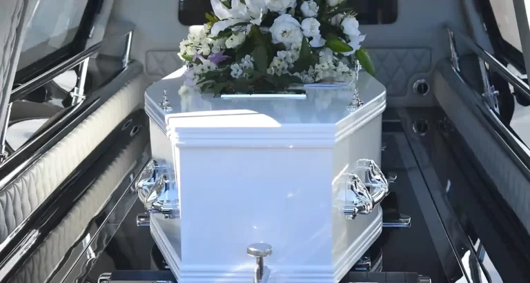 Organizza il funerale del padre, ma si perdono il cadavere