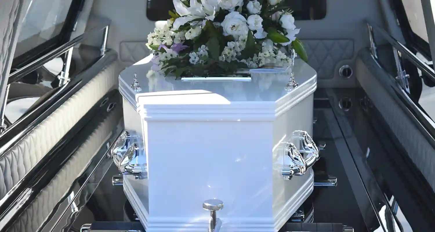 Organizza il funerale del padre ma si perdono il cadavere