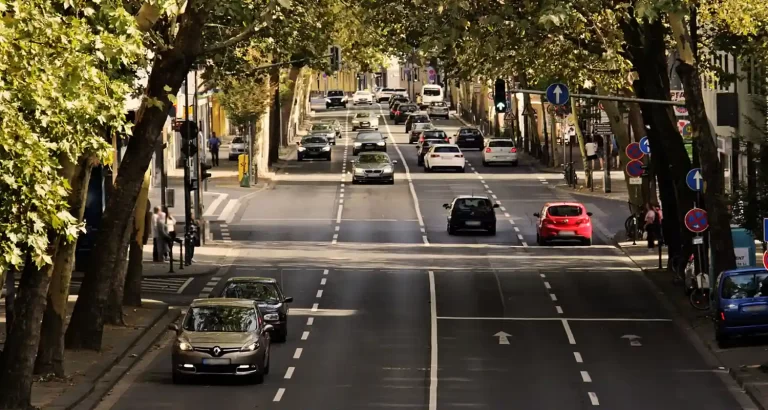 Scopri i migliori e peggiori paesi per guidare un’auto: studio rivela classifica sorprendente