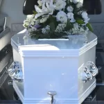 Mentre sta andando al funerale accade qualcosa di incredibile