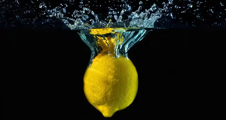 Ecco perchè devi mettere un limone nel congelatore