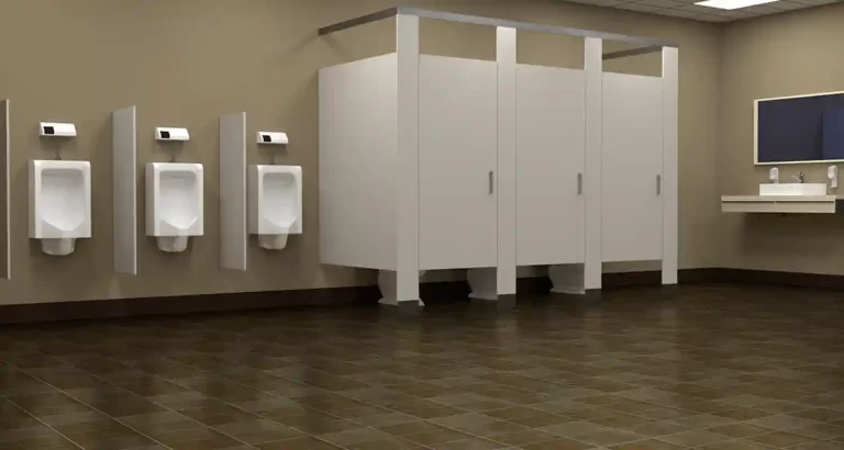 Ecco perchè le porte dei bagni pubblici non toccano il pavimento