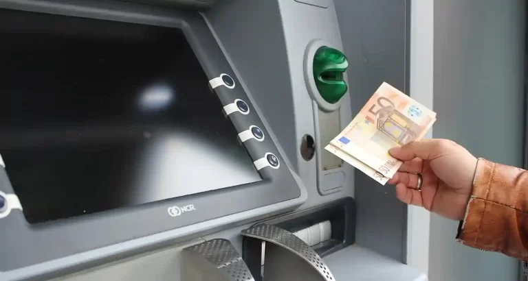 In Irlanda i bancomat impazziscono e regalano banconote