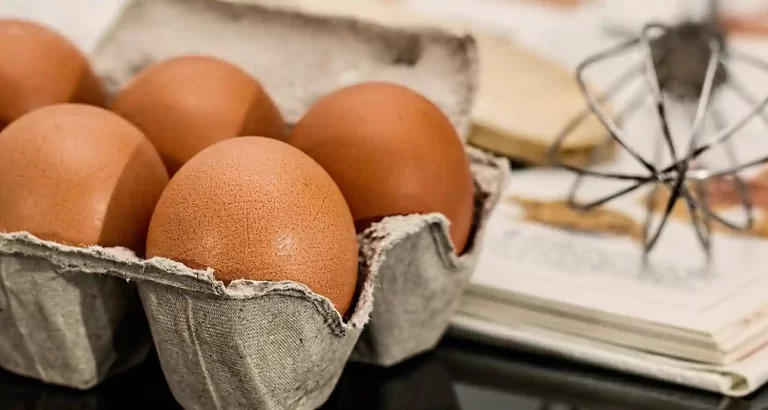 Rompere le uova in testa ai bambini, il nuovo trend dei genitori sui social