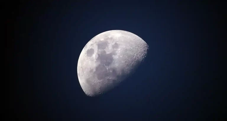 Un nuovo studio cambia la storia della Luna