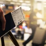 Annullato il volo un passeggero fa la cacca sul pavimento